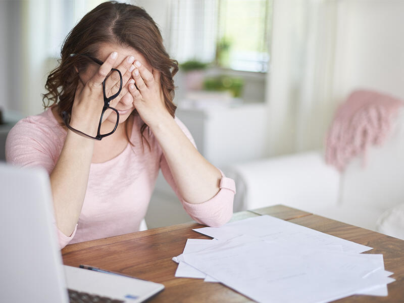 Geschäftsfrau hat Stress im Homeoffice