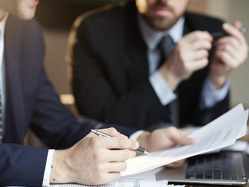 Geschäftspartner diskutieren Vertrag