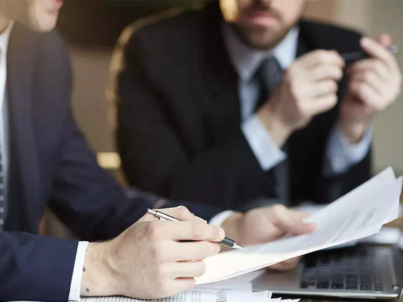 CG_0005_successful-business-partners-discussing-contract